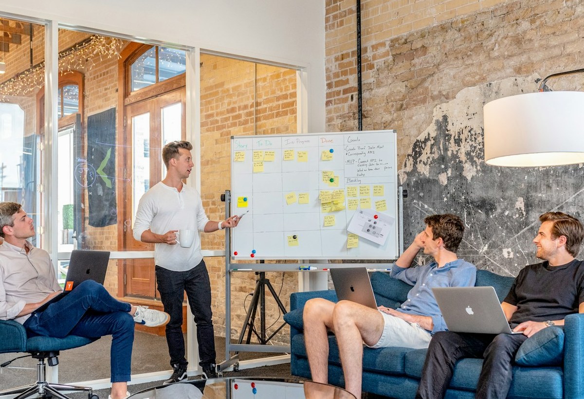 arbeitsplatz mit dokumenten